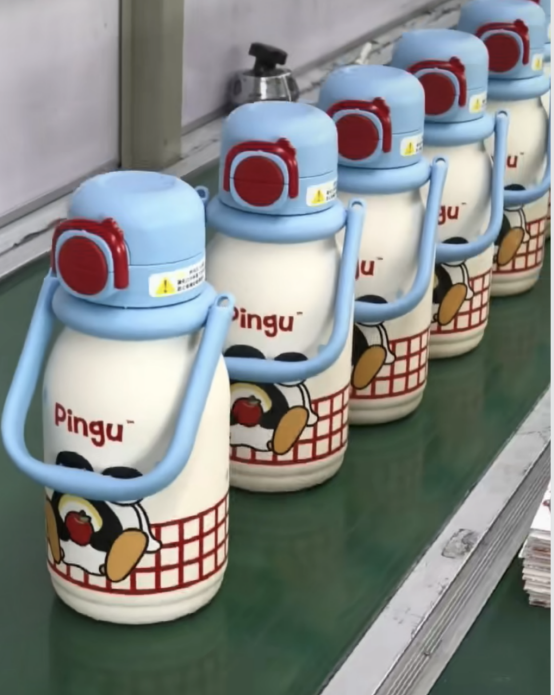 Thermos Cup을 만들려면 아름다운 외관을 가질 필요가있을뿐만 아니라 내부 및 외부에서 다재다능해야합니다.