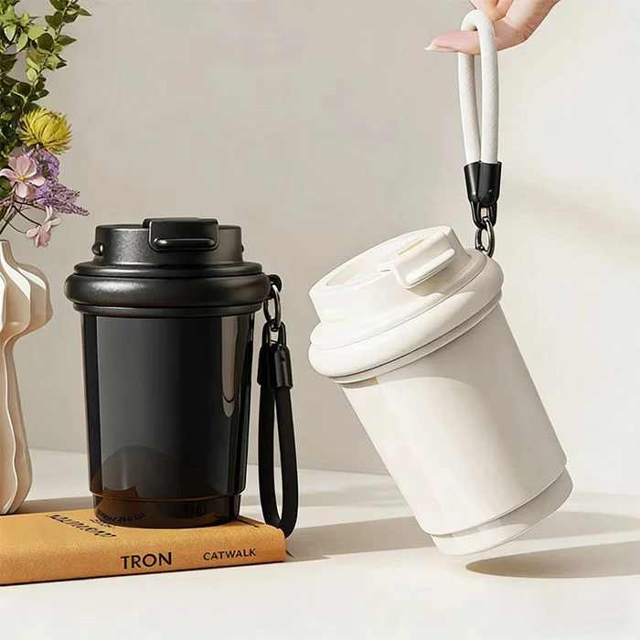 절연 텀블러는 차갑게 유지됩니다.